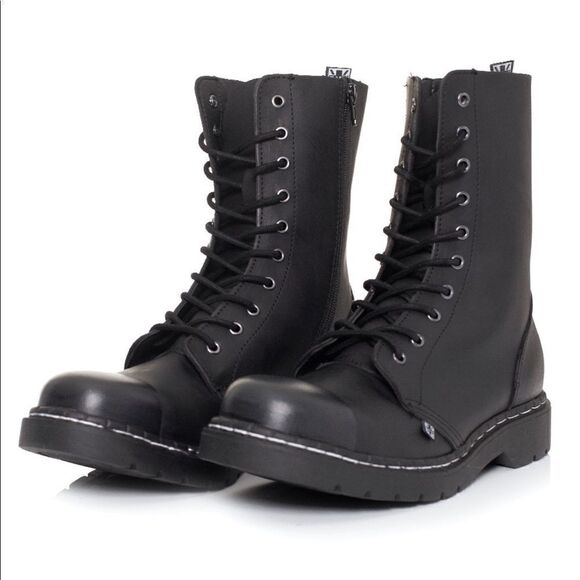 T.U.K. 10 Eye Black Matt combat boots US size 7 women’s - Picture 1 of 16